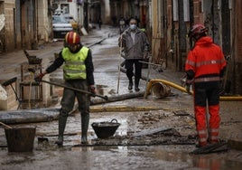 Bomberos y miembros de la UME desatascan el alcantarillado en Paiporta.