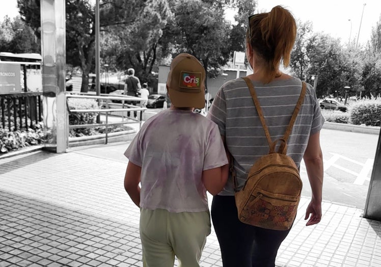 Lucía, junto a su madre al salir del hospital.