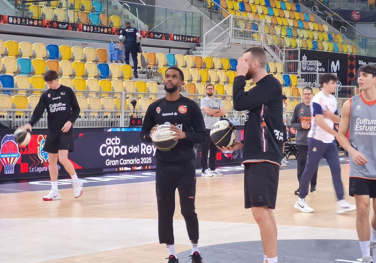 Jean Montero, junto a Costello, en el entrenamiento de este viernes en el Gran Canaria Arena.