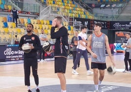 Jean Montero, junto a Costello, en el entrenamiento de este viernes en el Gran Canaria Arena.