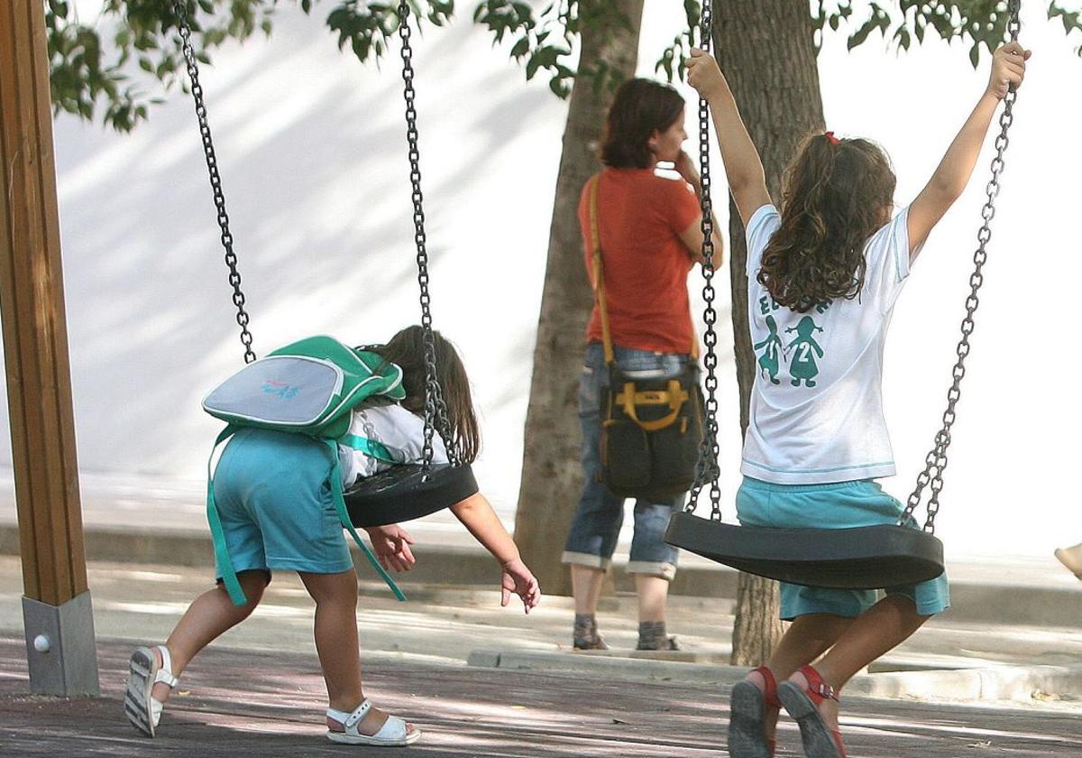 Unas niñas juegan en el parque junto a una guardería de Valencia.