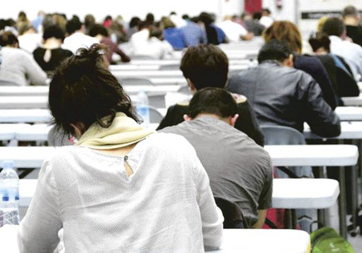 Opositores durante un proceso selectivo de la Generalitat.