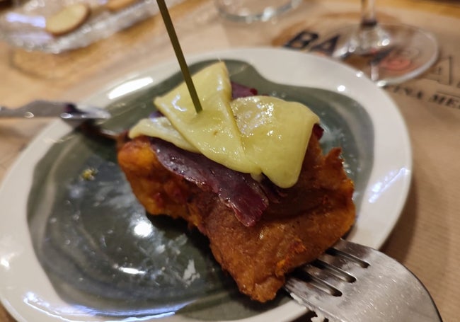 Torrija de tomate con cecina y queso.