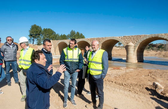 Visita a Turís para ver las obras del puente.