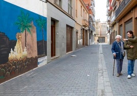 Lola, de paseo con su madre por las calles de Torrent.