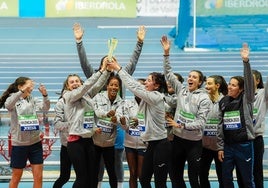 Las atletas del Valencia CA, eufóricas tras su triunfo en la Copa Iberdrola.