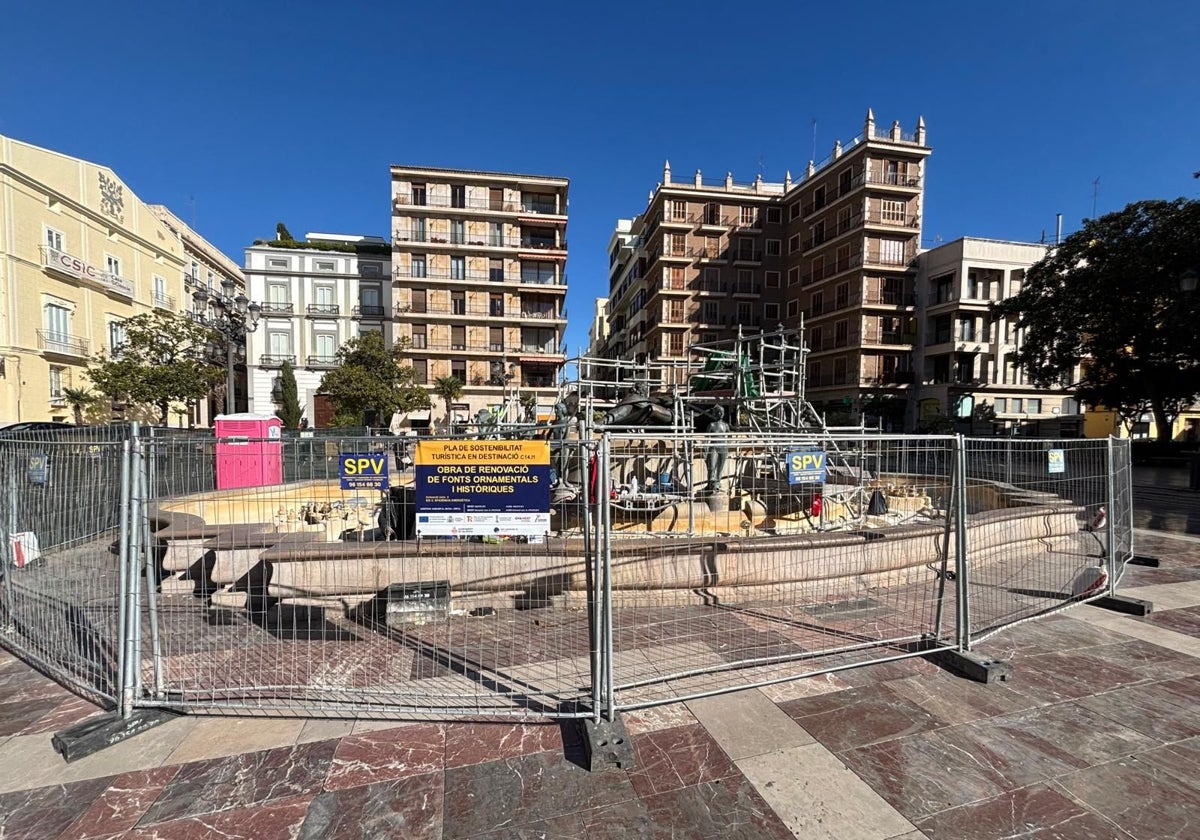 Obras de reforma de la fuente de la plaza de la Virgen.