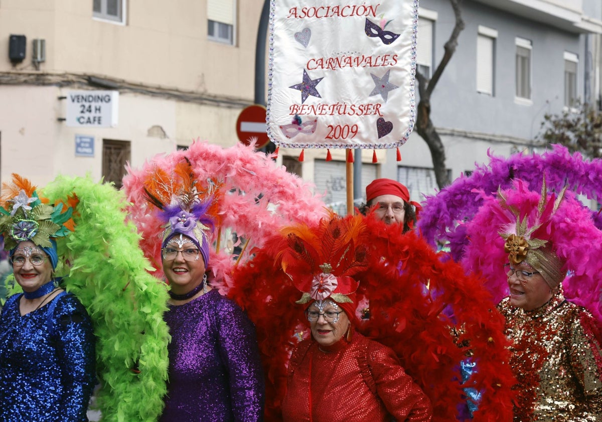 Imagen principal - Asociación de Carnavales de Benetússer, afectada por la dana,  y otros colectivos participantes,