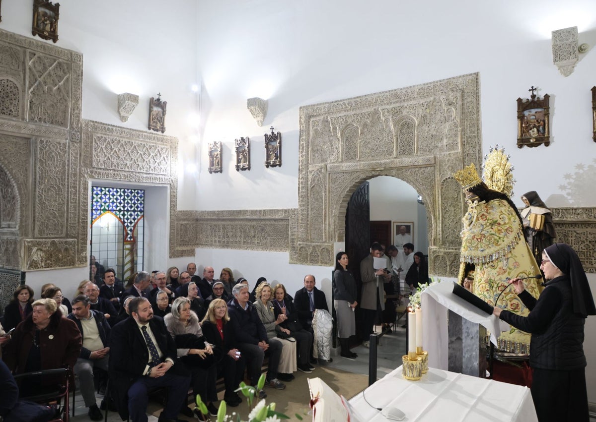 Imagen secundaria 1 - El rector de la Basílica de la Virgen, Juan Melchor Seguí, y fieles y músicos, junto a la Mare de Déu.