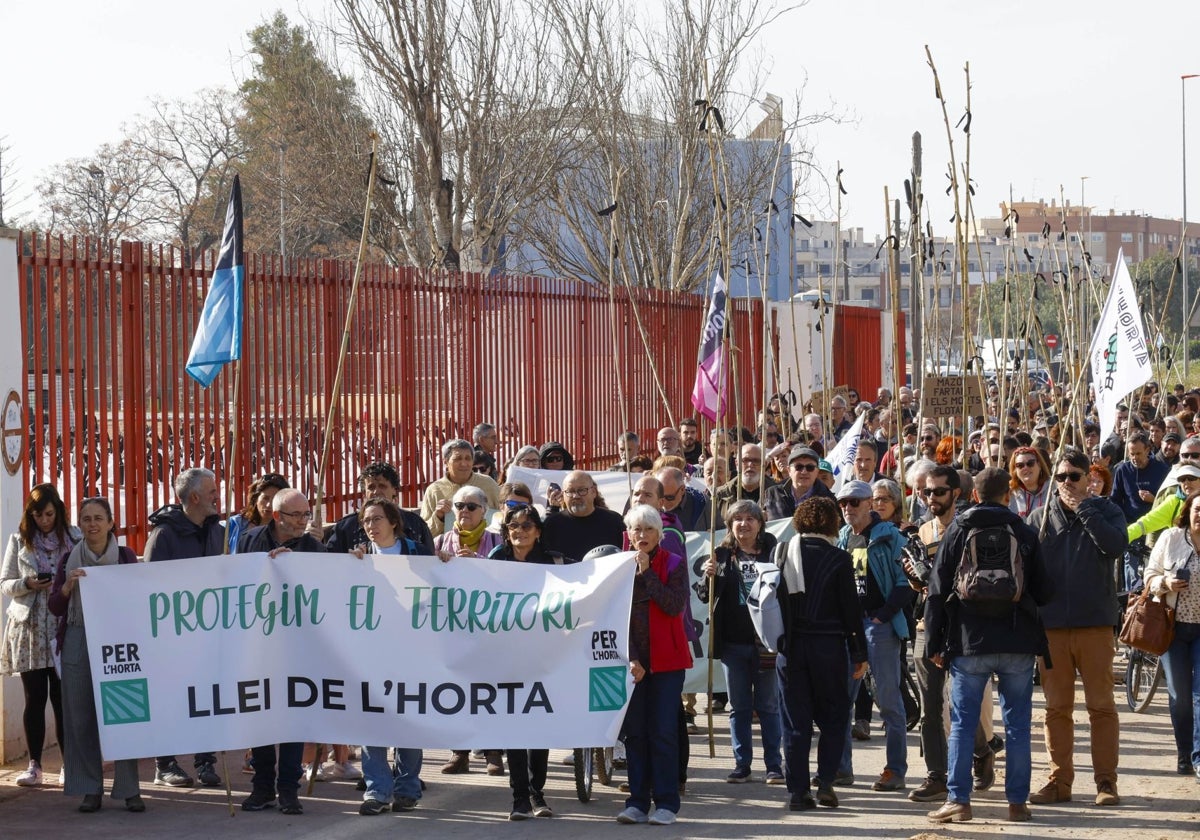 Manifestantes en Catarroja en defensa de la huerta.