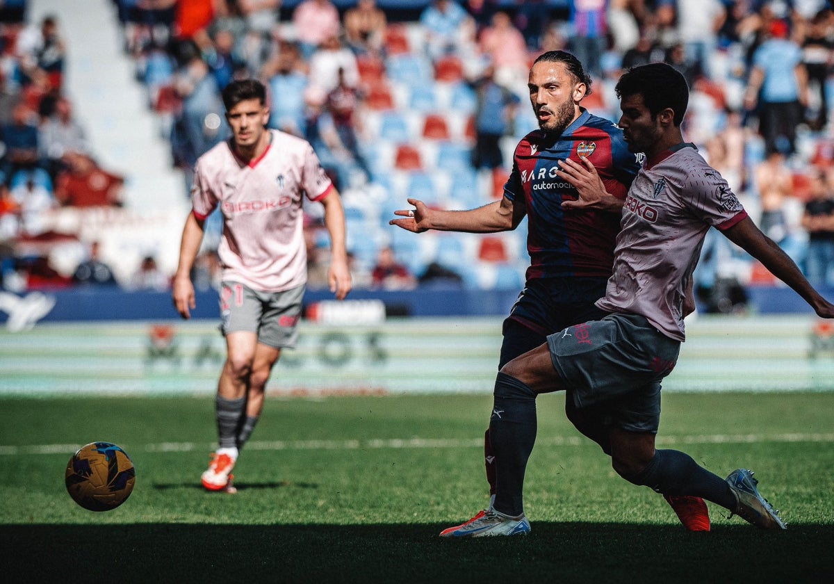 Kochorashvili disputa un balón con Rober Pier, durante el partido.