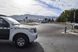 Un coche de la Guardia Civil en una carretera granadina, en una imagen de archivo.