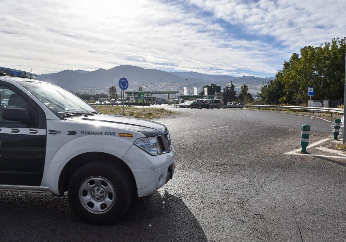 Un coche de la Guardia Civil en una carretera granadina, en una imagen de archivo.