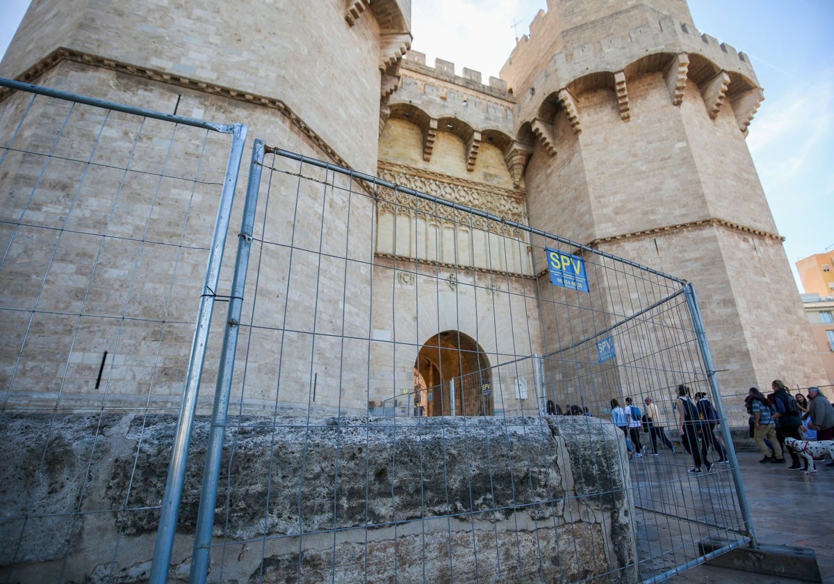 Vallado por primera vez de las Torres de Serrano, el año pasado durante Fallas.