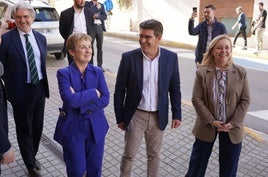 La consellera junto al alcalde de Ontinyent y la vicepresidenta de la Diputación.