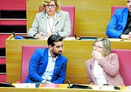 El síndic del PSPV, José Muñoz, dialoga con su compañera María José Salvador.