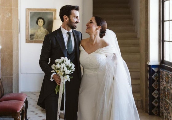 Cris y Juan, tras casarse en la iglesia de Santa Catalina.