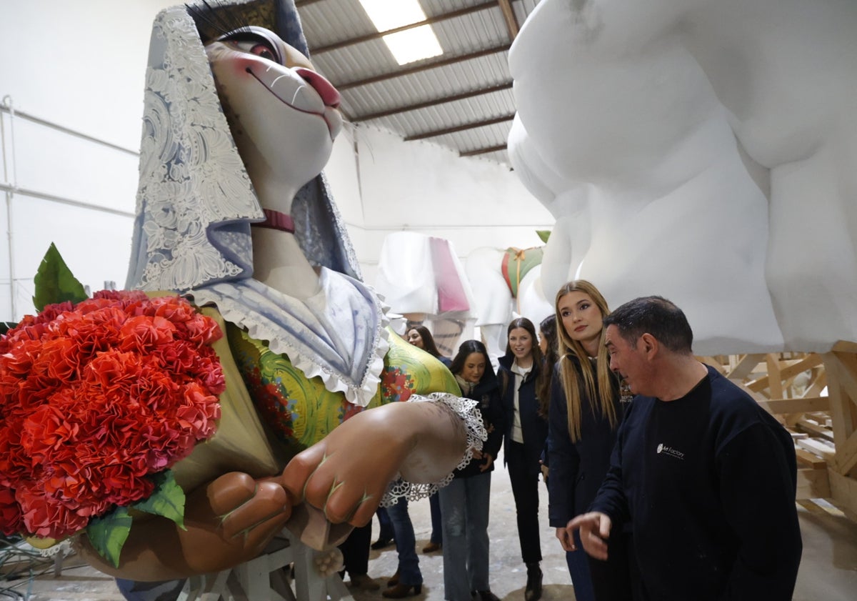 Imagen principal - La corte, en el taller de Alcàsser, y el ninot más celebrado.