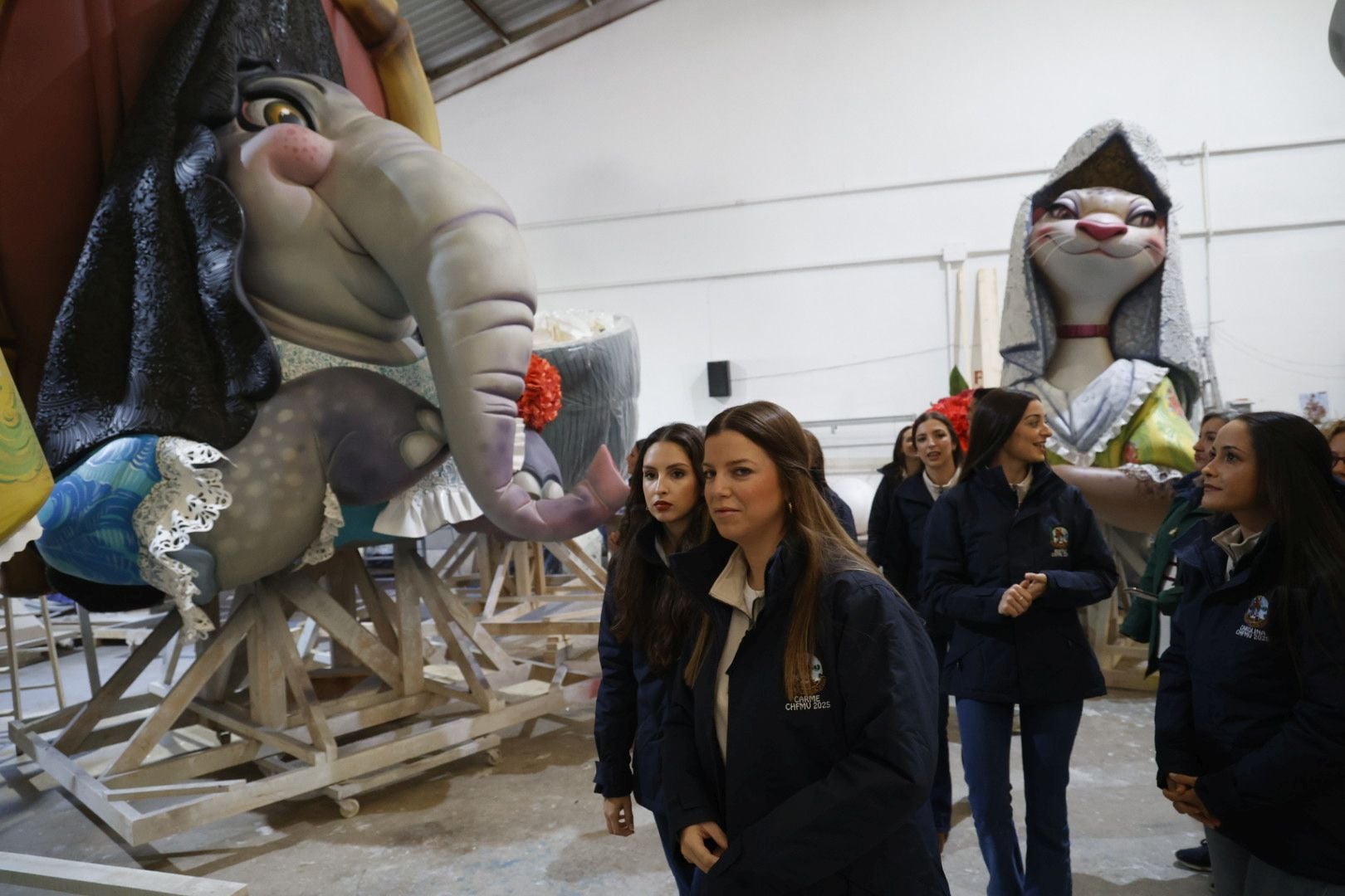 La fallera mayor de Valencia y su corte visitan el taller de la falla municipal