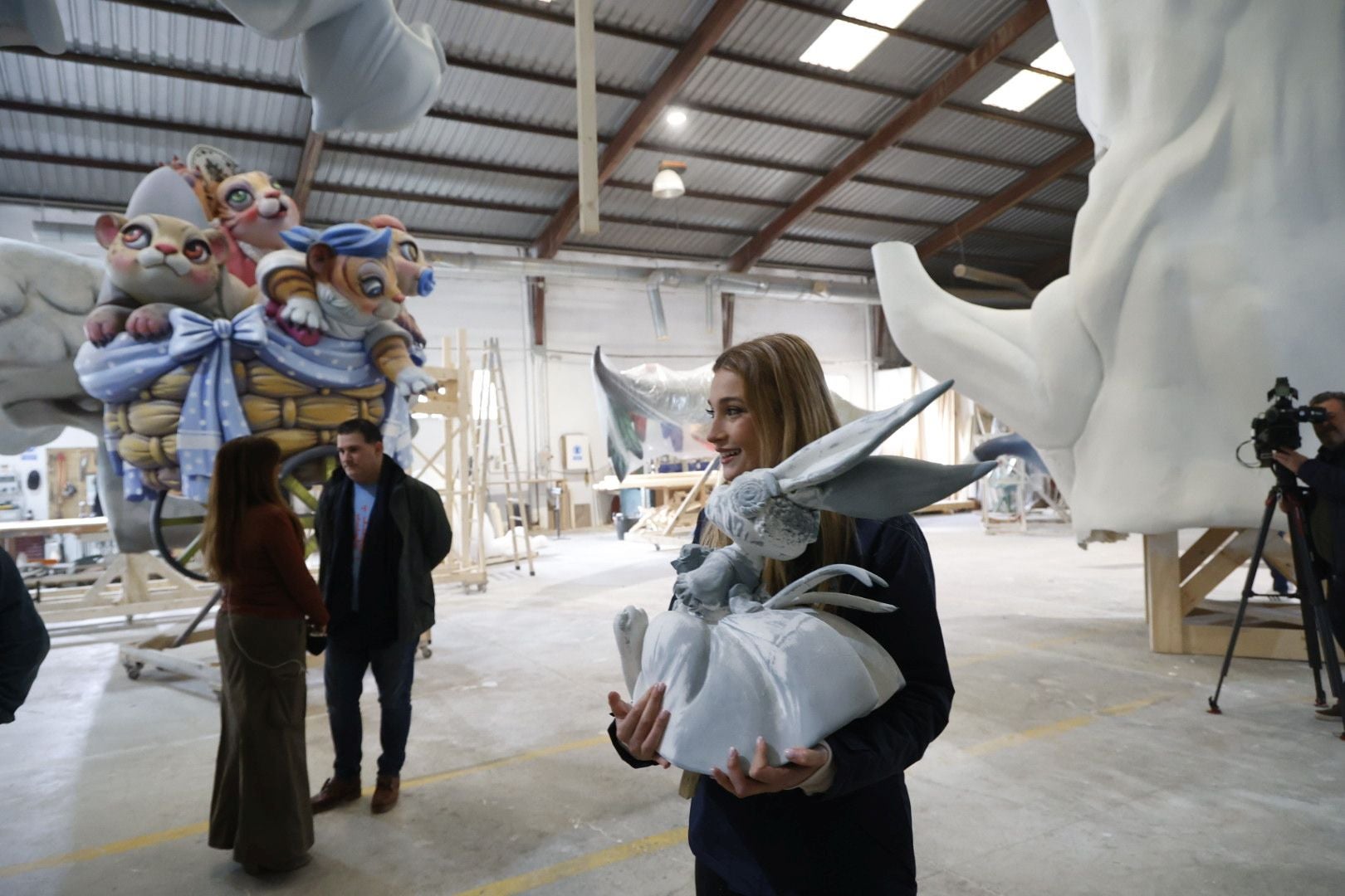 La fallera mayor de Valencia y su corte visitan el taller de la falla municipal