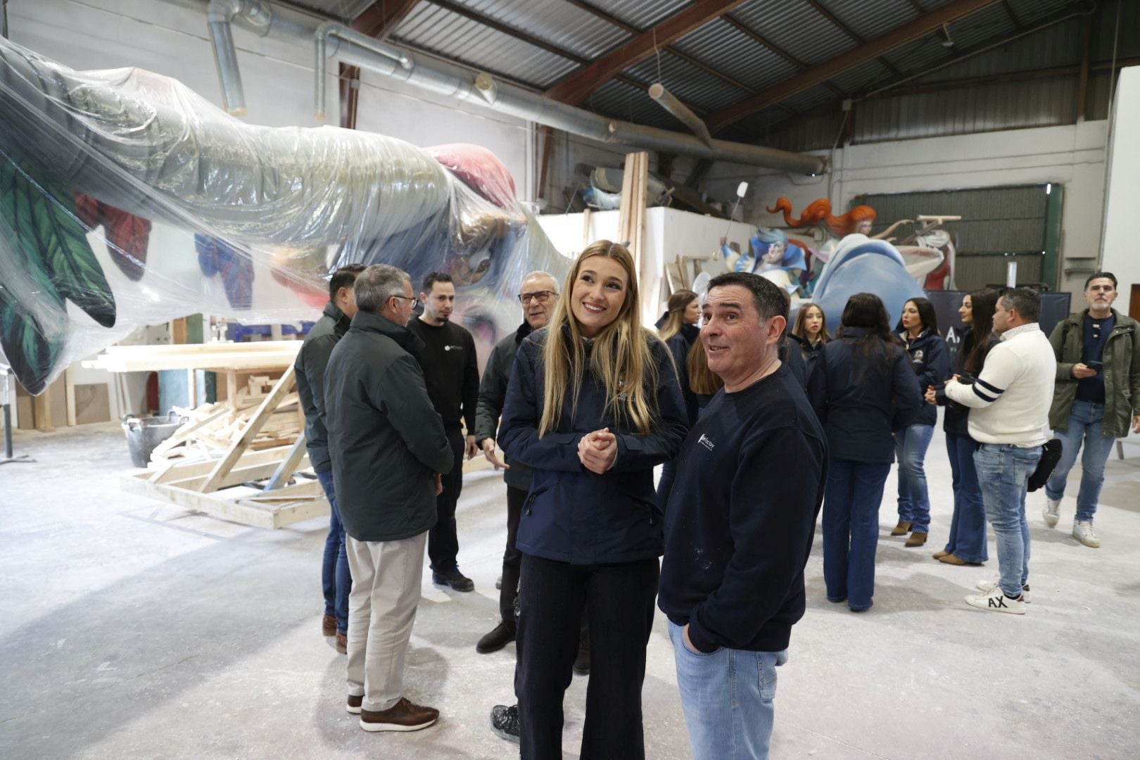 La fallera mayor de Valencia y su corte visitan el taller de la falla municipal