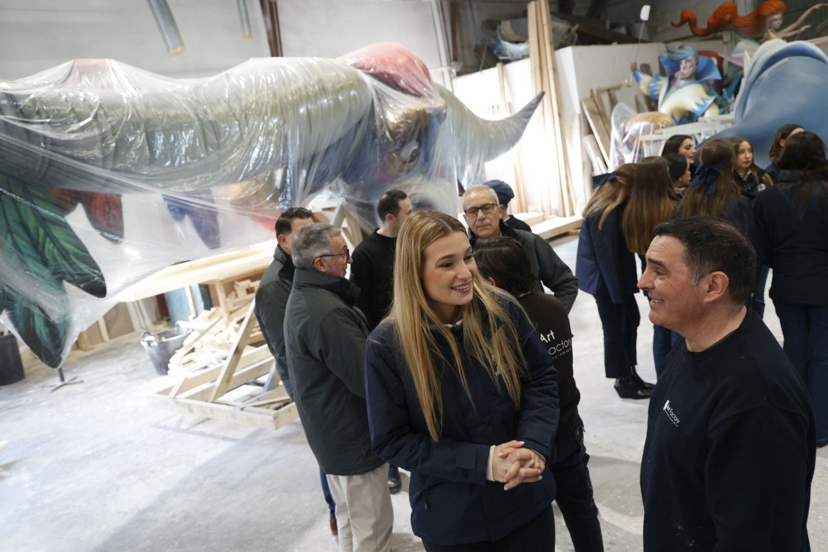 La fallera mayor de Valencia y su corte visitan el taller de la falla municipal