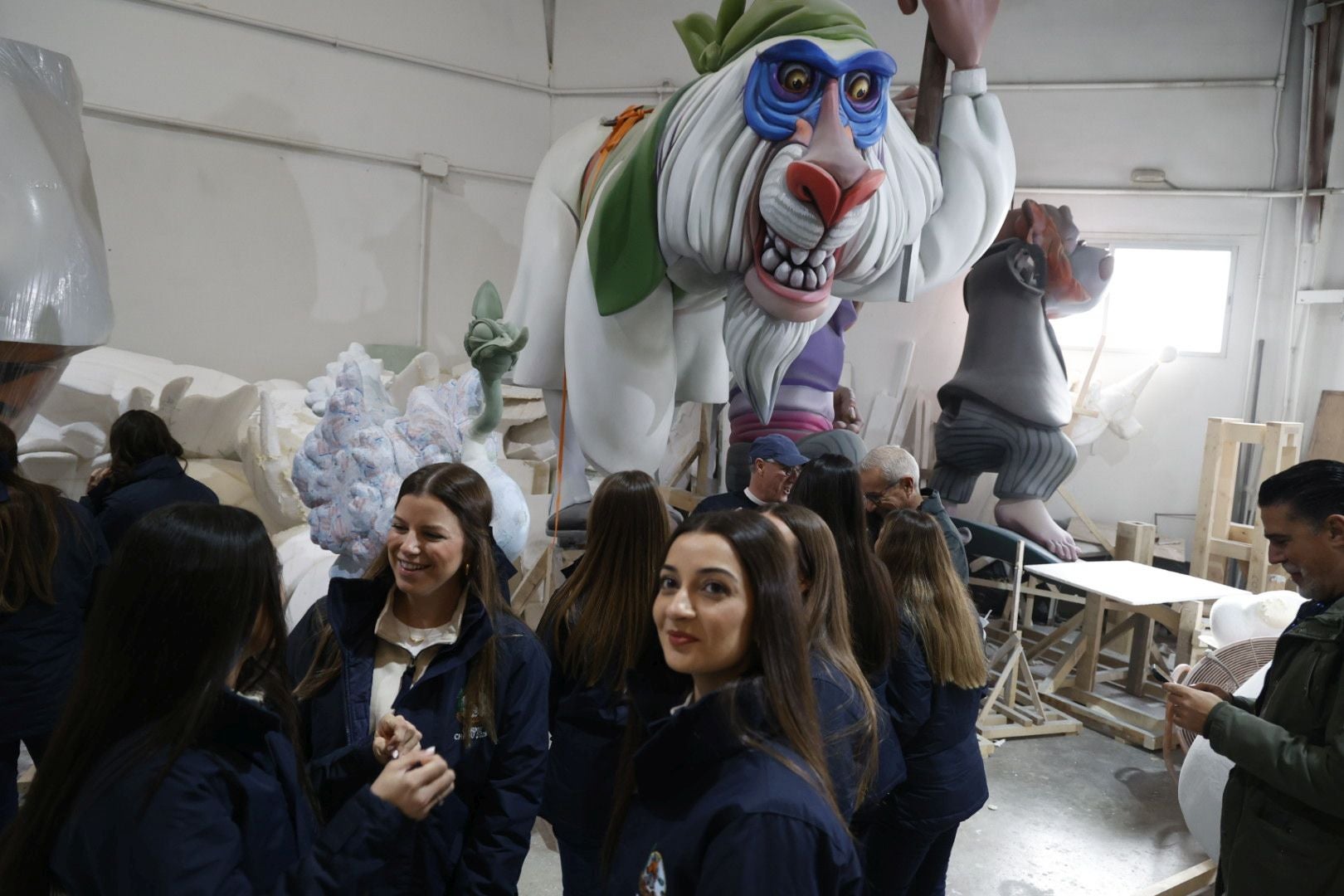 La fallera mayor de Valencia y su corte visitan el taller de la falla municipal