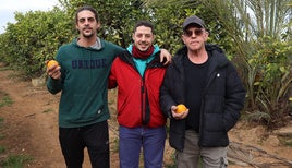 Rubén junto a su familia en su parcela.