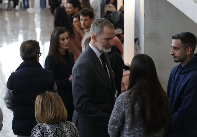 El Rey Felipe VI dialoga con Sara y Amar durante el encuentro con los damnificados en el Palau de la Música.