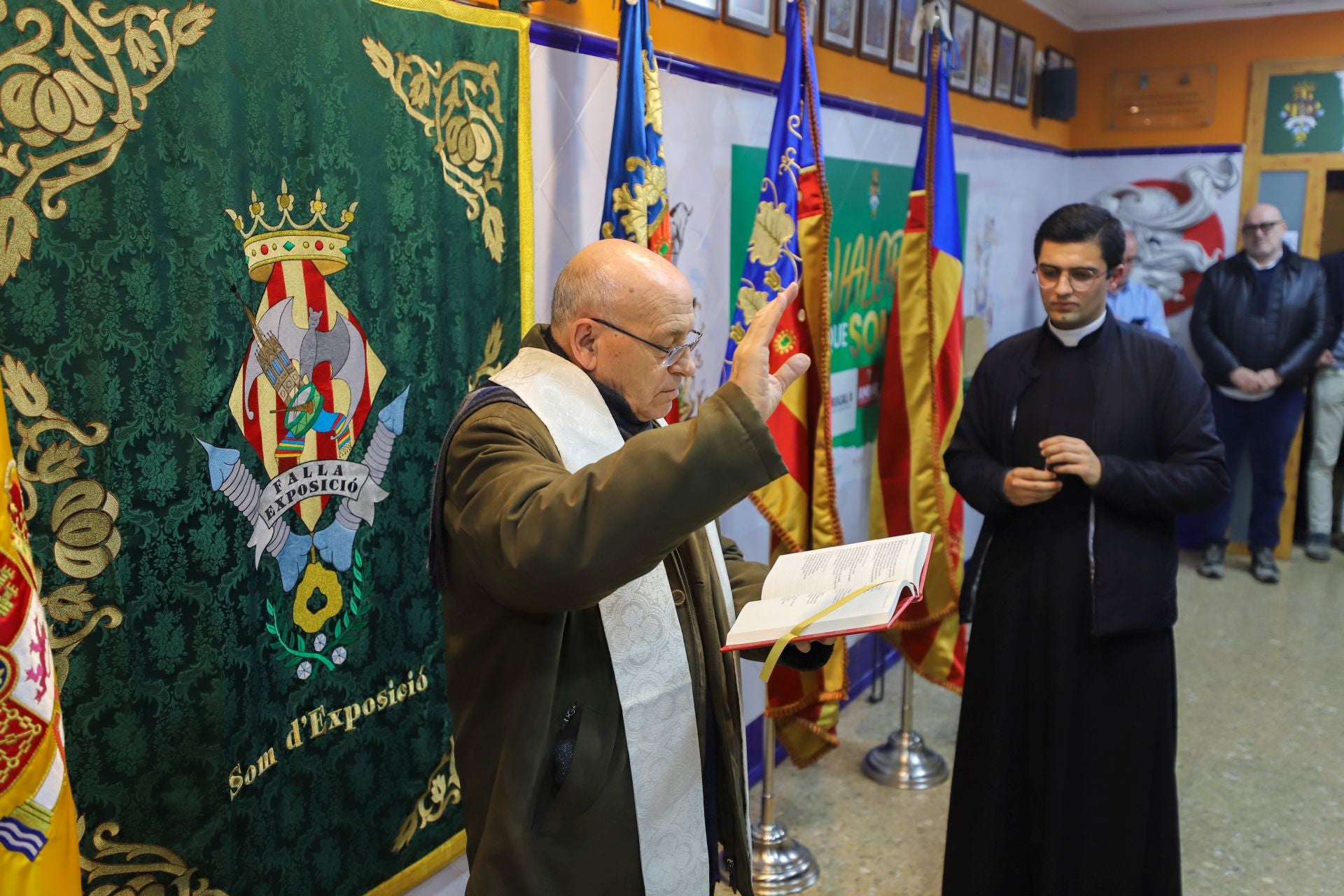 FOTOS | Senyeras y estandartes solidarios para reconstruir dos fallas afectadas por la dana