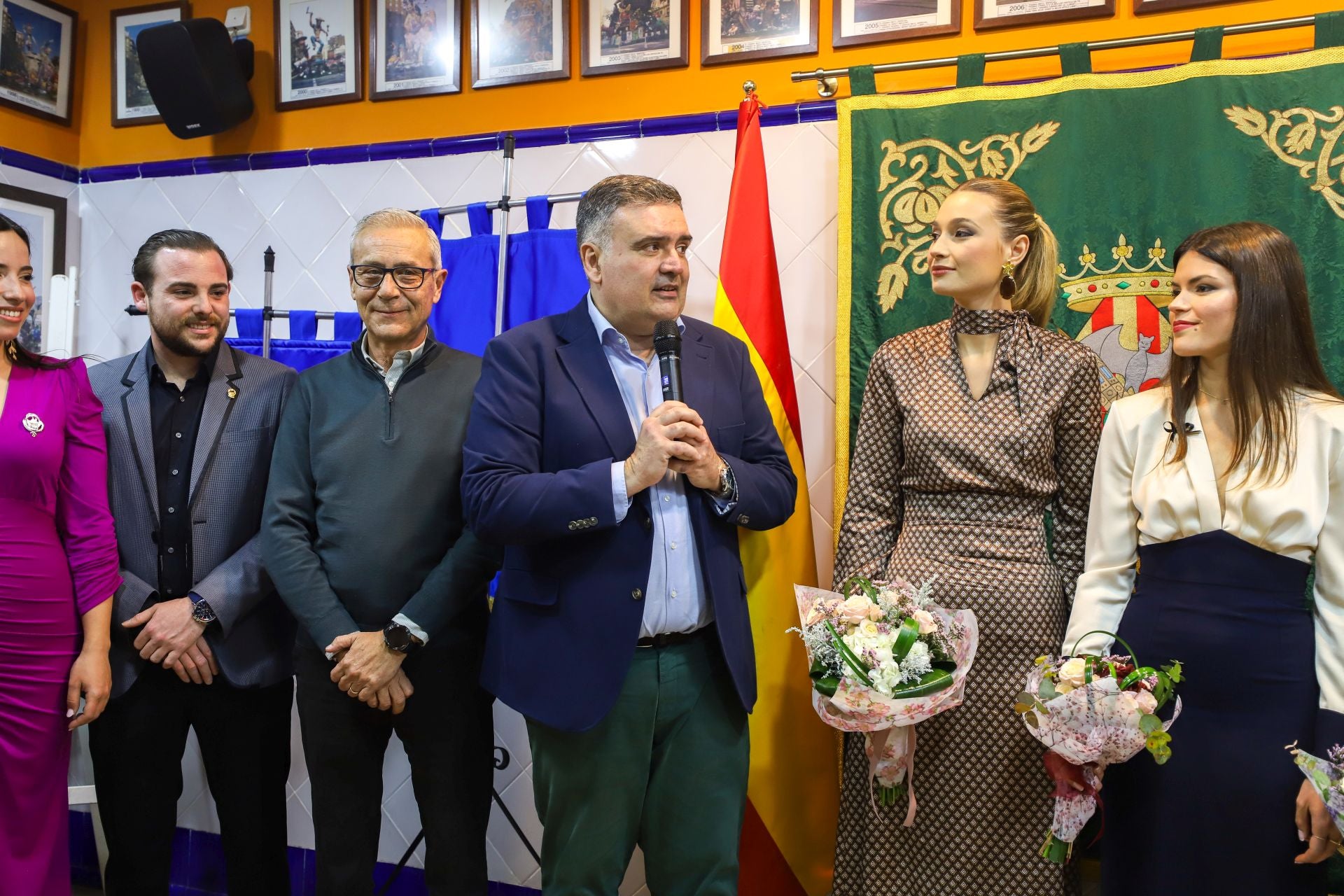 FOTOS | Senyeras y estandartes solidarios para reconstruir dos fallas afectadas por la dana