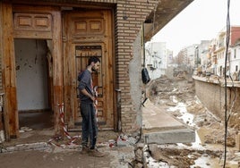 Un hombre, desolado, ante su vivienda destrozada por la dana, en Chiva.