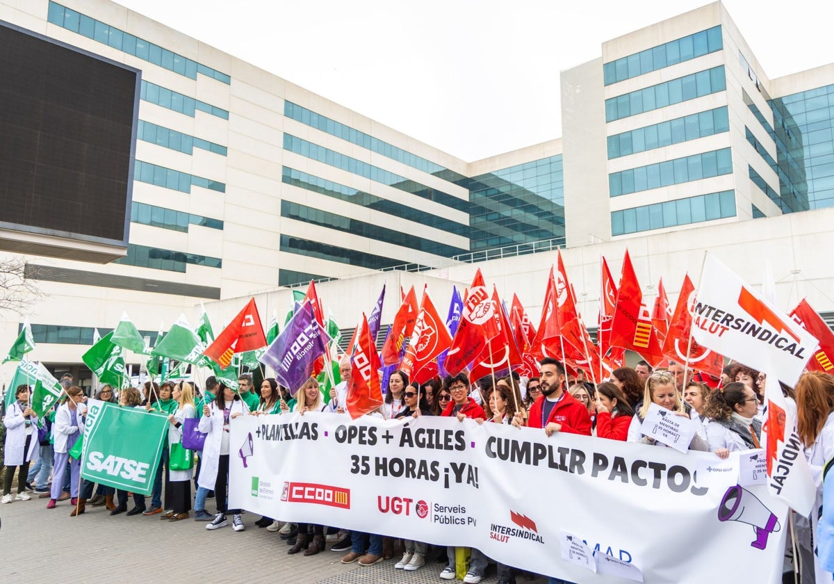 Protesta de los sindicatos en el hospital La Fe este martes.