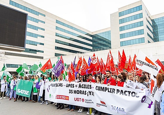 Protesta de los sindicatos en el hospital La Fe este martes.