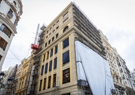 Retirada de la lona de la fachada del futuro hotel en la vieja sede de Telefónica.