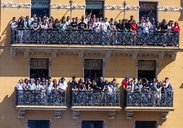 Algunos de los balcones alquilados para ver la mascletà en unas fallas anteriores.