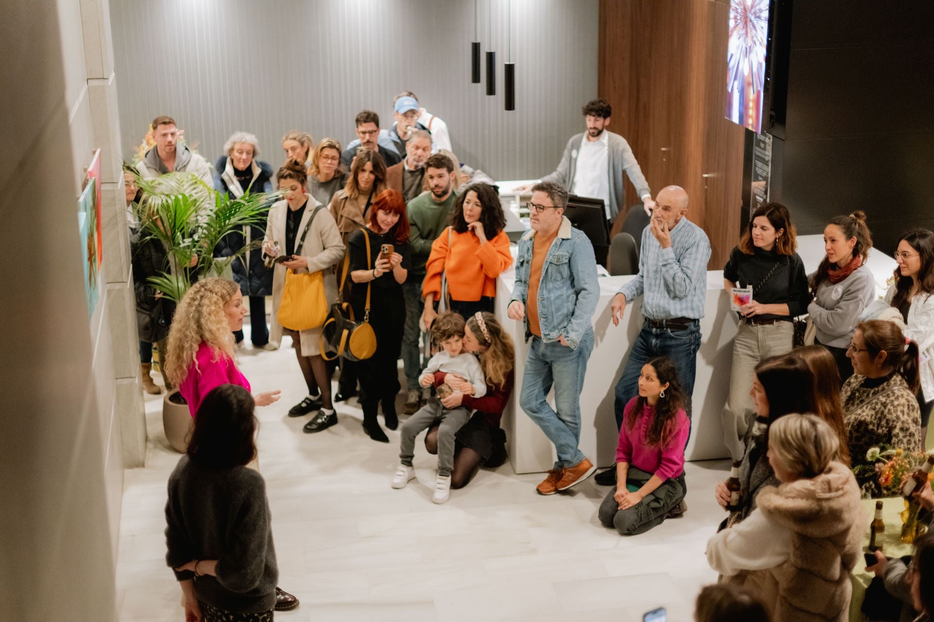 Asistentes a la inauguración de la exposición de Lucía Be.