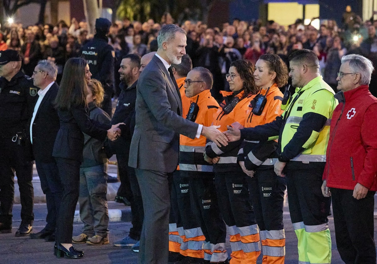 Visita de los Reyes, Felipe VI y Doña Letizia, a la zona afectada por el incendio de Campanar.