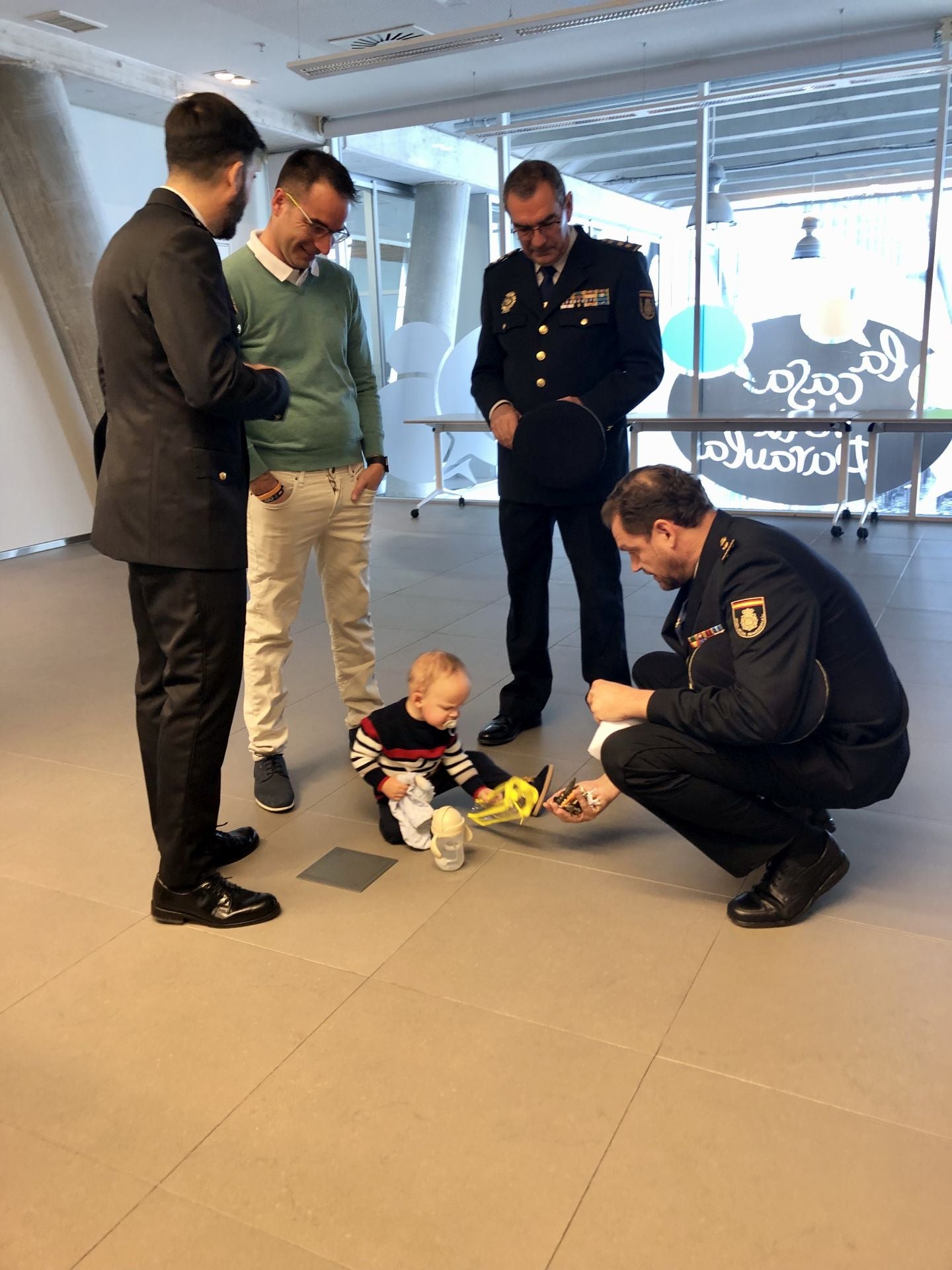 Carlos Nieto jugando con el pequeño Luca.