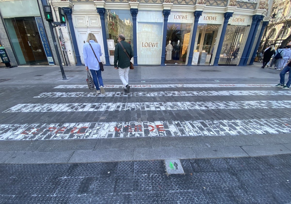 Baldosas iluminadas, en la plaza de la Reina.