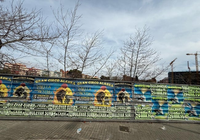 Solar situado entre la avenida de Los Naranjos y Fausto Elios que llevaba años paralizado.