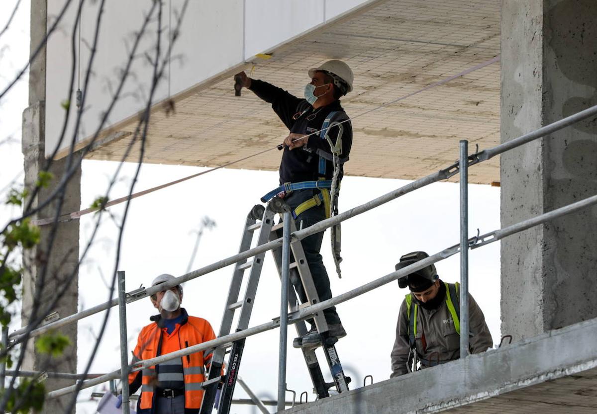 Tres trabajadores en una obra.