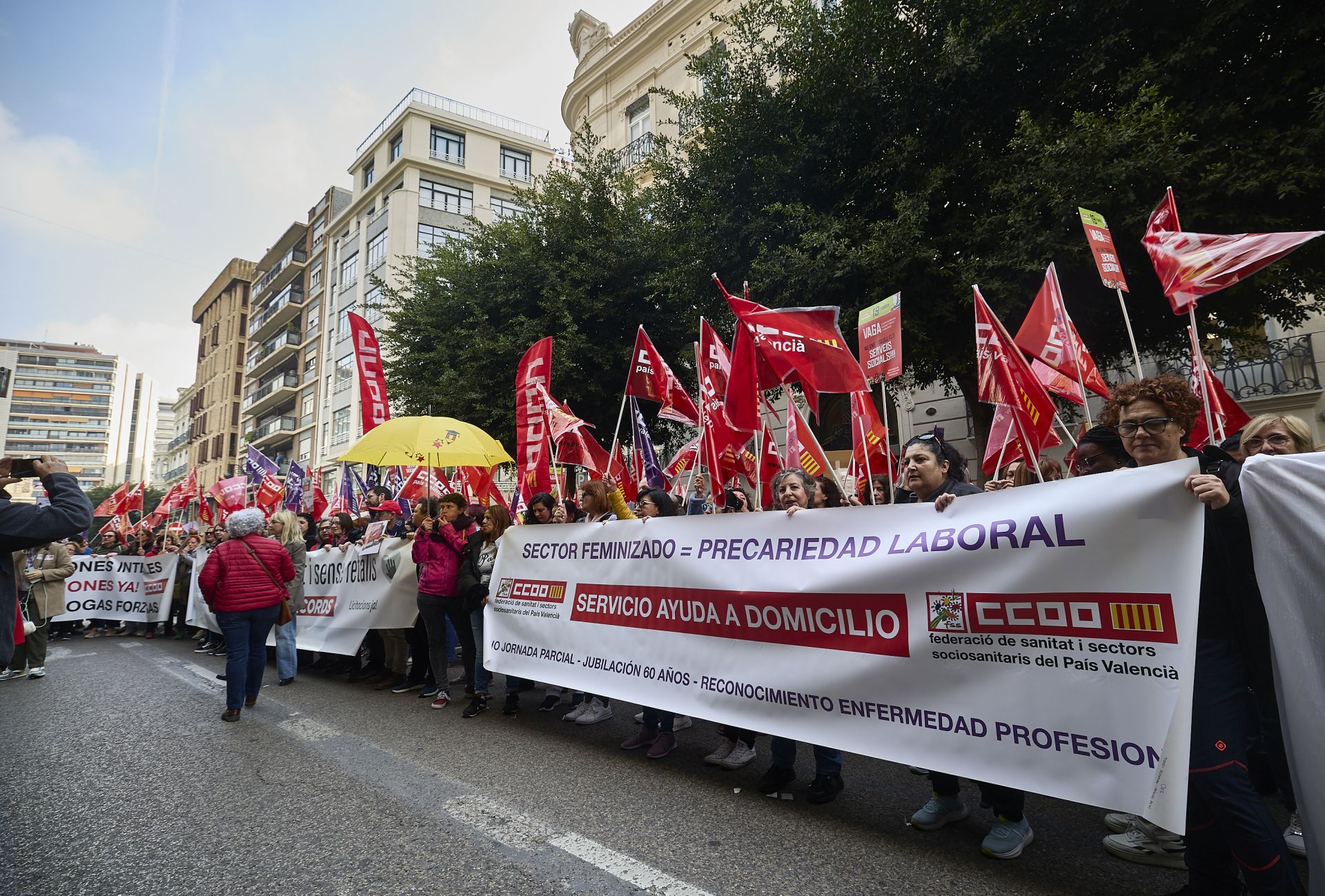 La protesta de los trabajadores de Servicios Sociales, en imágenes