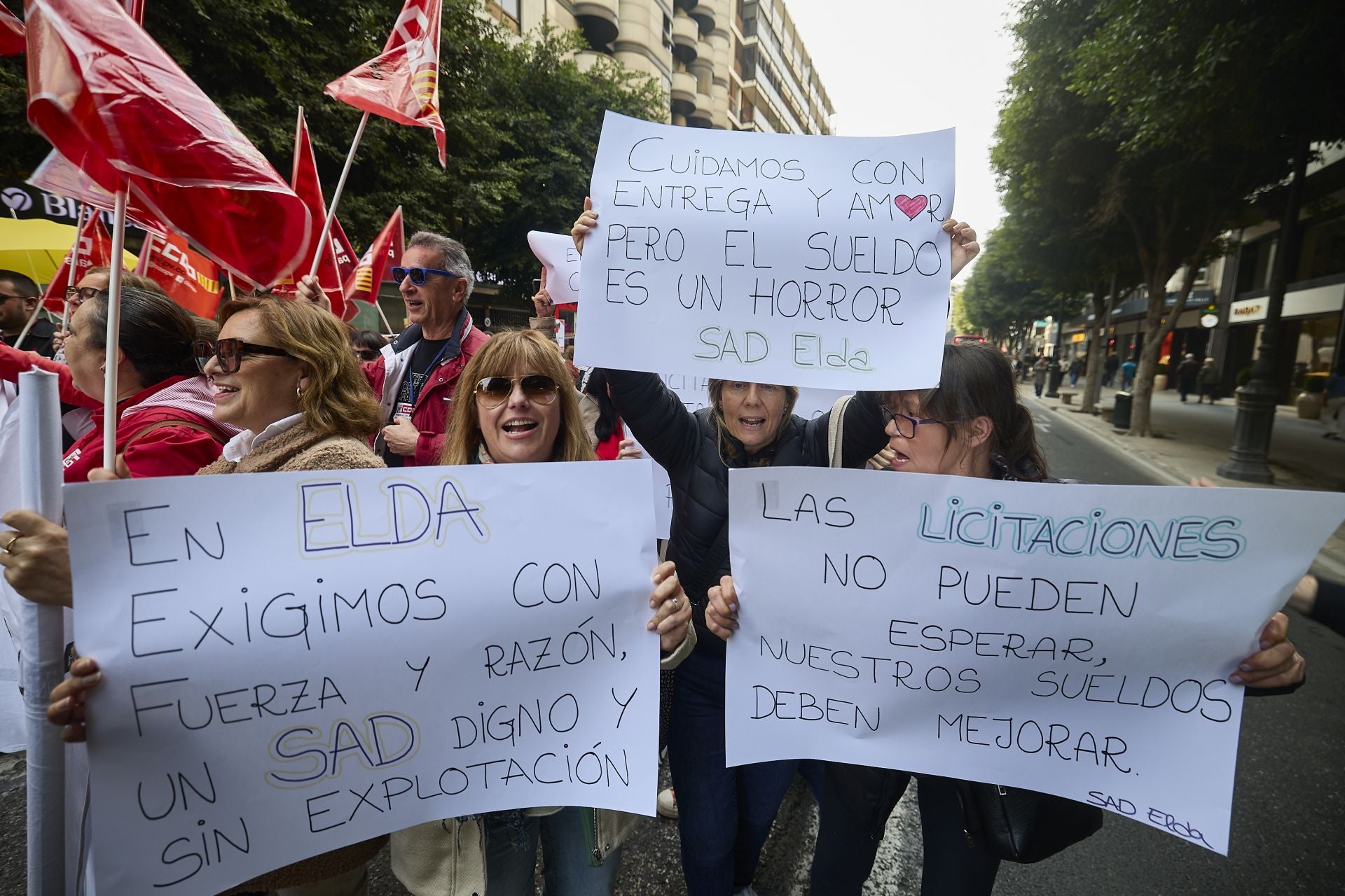 La protesta de los trabajadores de Servicios Sociales, en imágenes