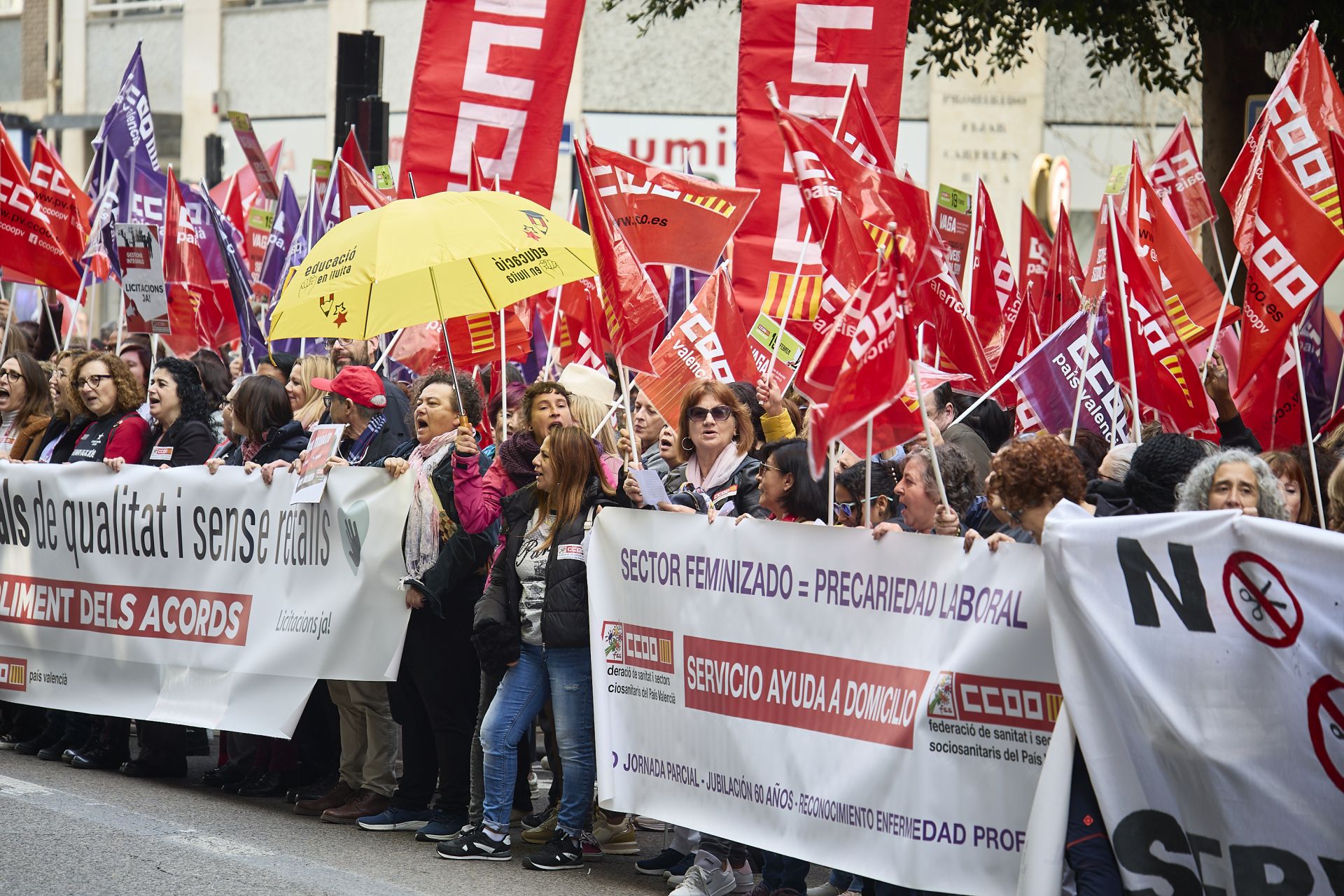 La protesta de los trabajadores de Servicios Sociales, en imágenes