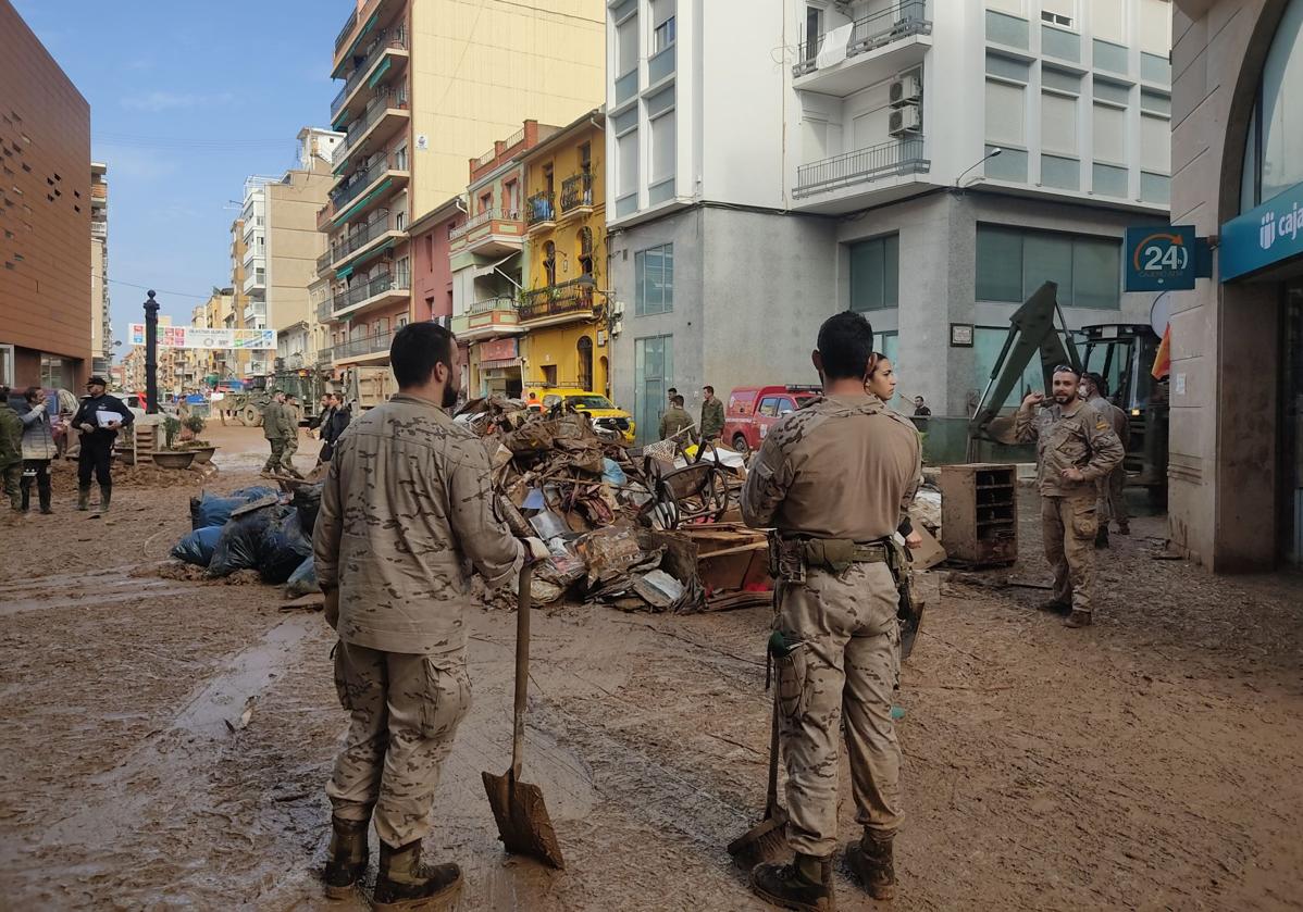 Militares limpiando Algemesí durante los primeros días tras la riada.