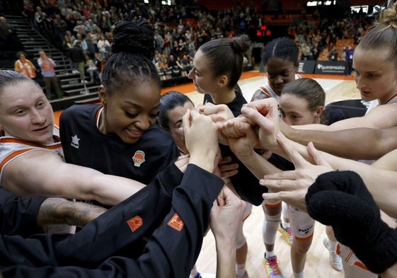 Las jugadoras del Valencia Basket celebran el histórico triunfo.