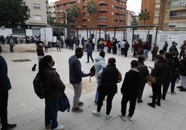 Colas de solicitantes de la tarjeta este martes en Catarroja.