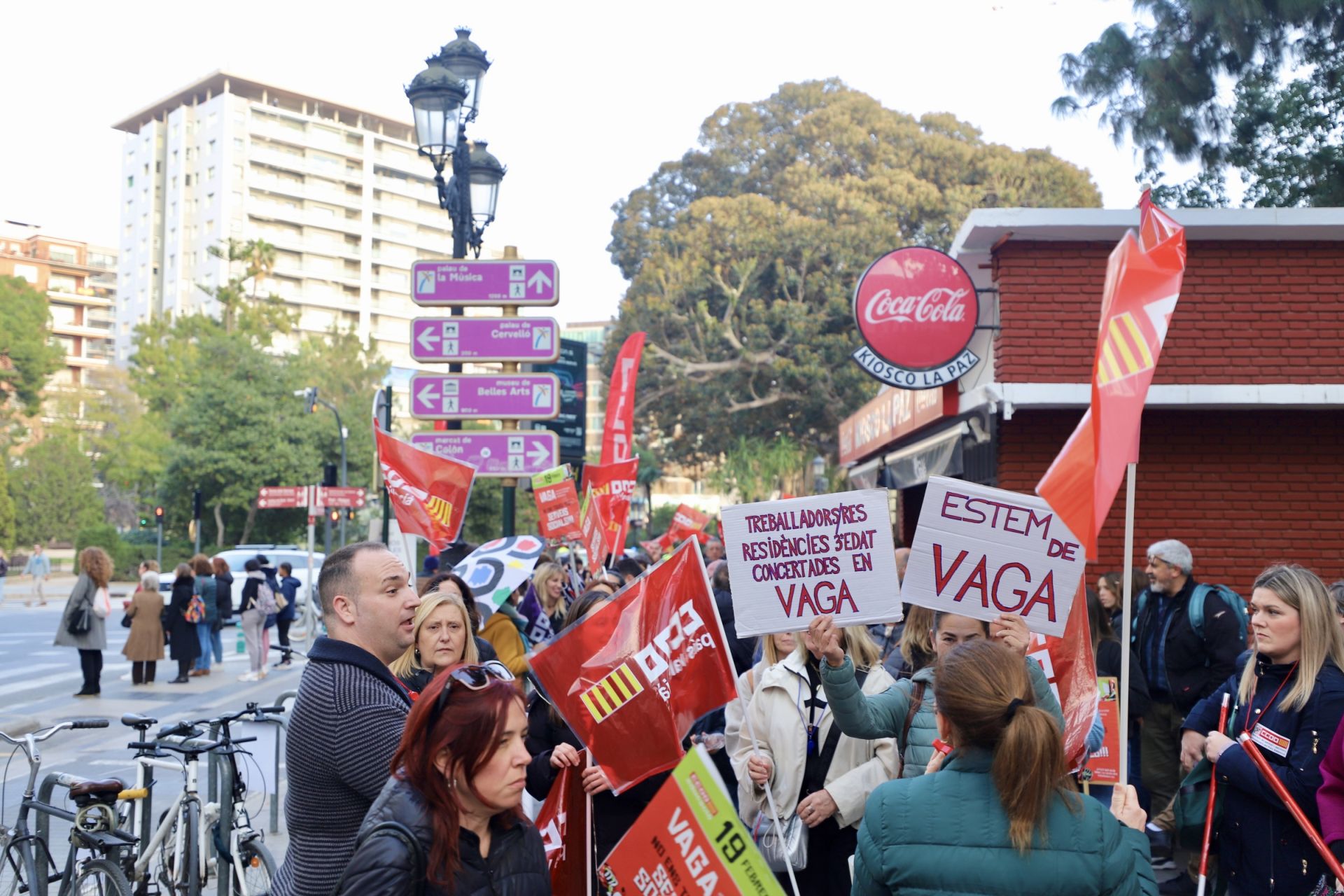 La protesta de los trabajadores de Servicios Sociales, en imágenes