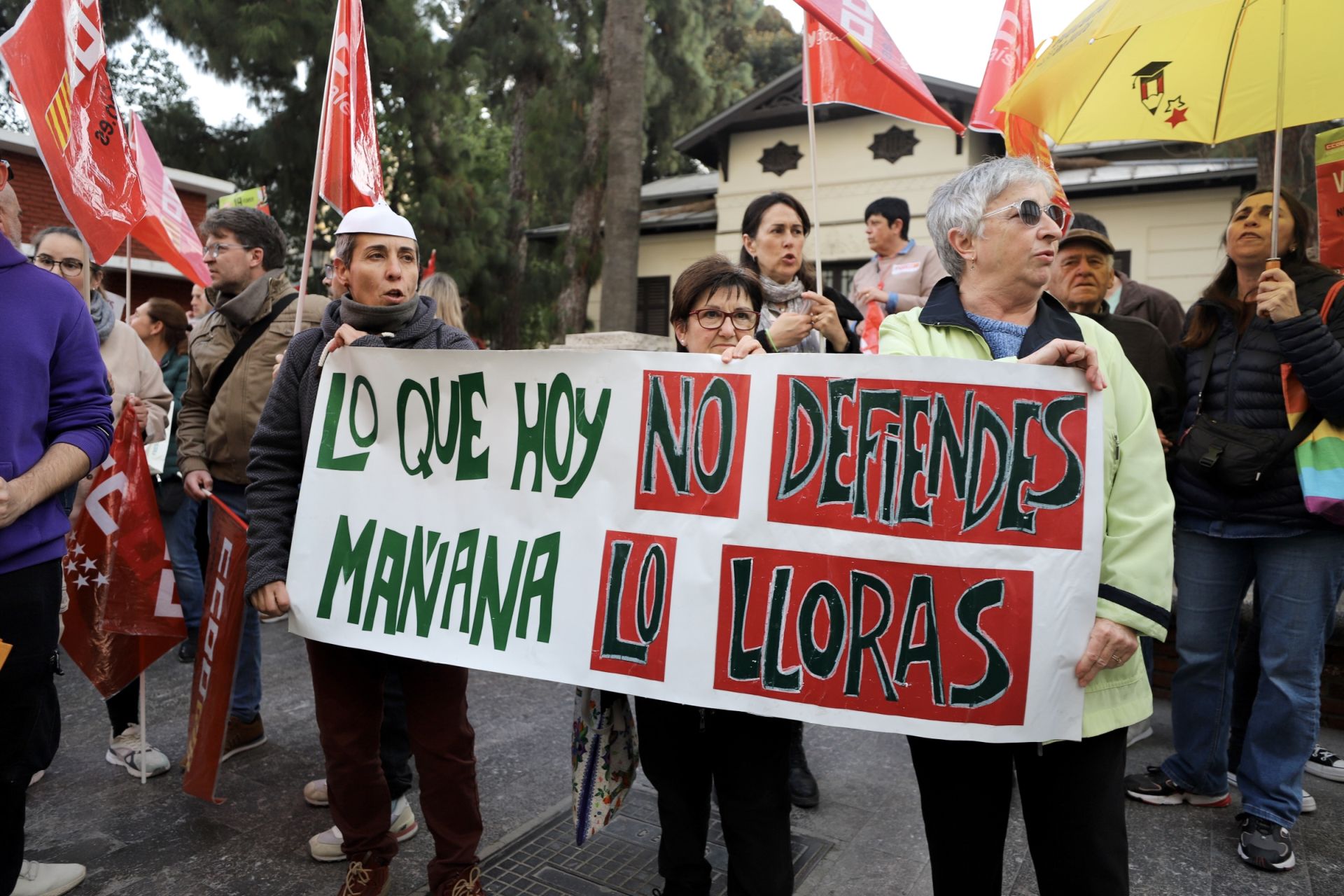 La protesta de los trabajadores de Servicios Sociales, en imágenes